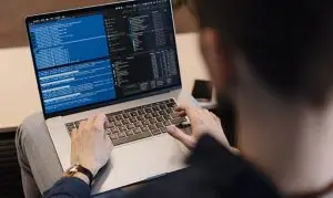 Técnico de soporte TI trabajando en un portátil